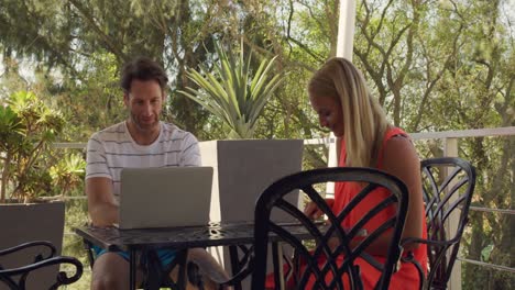 pareja joven en computadoras portátiles