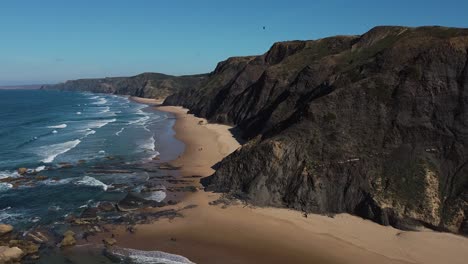 una increíble vista panorámica de la playa de cordoama, en la costa oeste del algarve, portugal