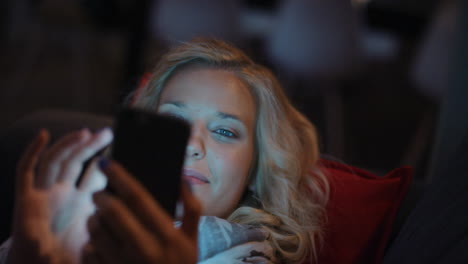 Hermosa-Mujer-Rubia-Usando-Tecnología-De-Teléfono-Inteligente-En-Casa-Por-La-Noche