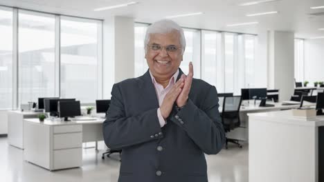 el gerente senior indio feliz aplaudiendo y apreciando