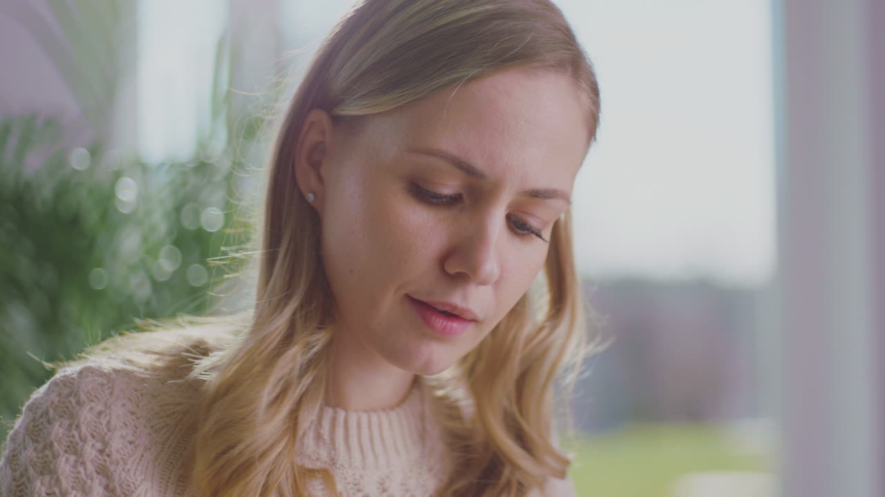 улыбающаяся женщина набирает на ноутбуке