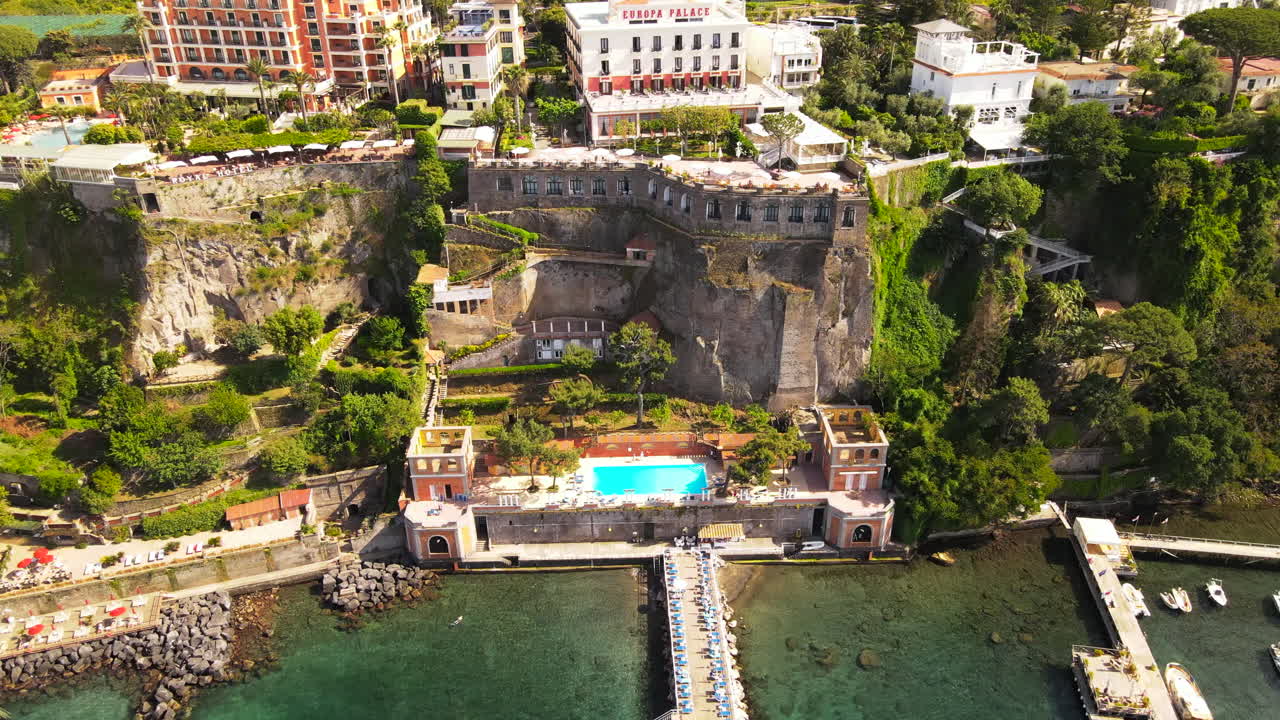 Vista aerea delle scogliere di Sorrento, Italia, sulla costa del Mar Mediterraneo