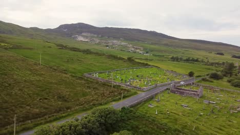 Drohnenaufnahmen-Von-Kildownet-Cemetery-Achill-Island-Und-Der-Kirche,-Die-Wahrscheinlich-Von-Grace-O&#39;Malley-Gebaut-Wurden