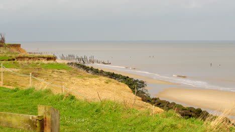 Extraweite-Aufnahme-Der-Küstenerosion-Und-Der-Gescheiterten,-Verlassenen-Küstenschutzanlagen-In-Happisburgh-Im-März-2024