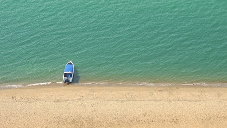 Barco-Anclado-En-La-Orilla-Del-Mar.-Tiro-Estático-De-ángulo-Alto