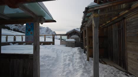 Holzhäuser-Völlig-Mit-Schnee-Bedeckt