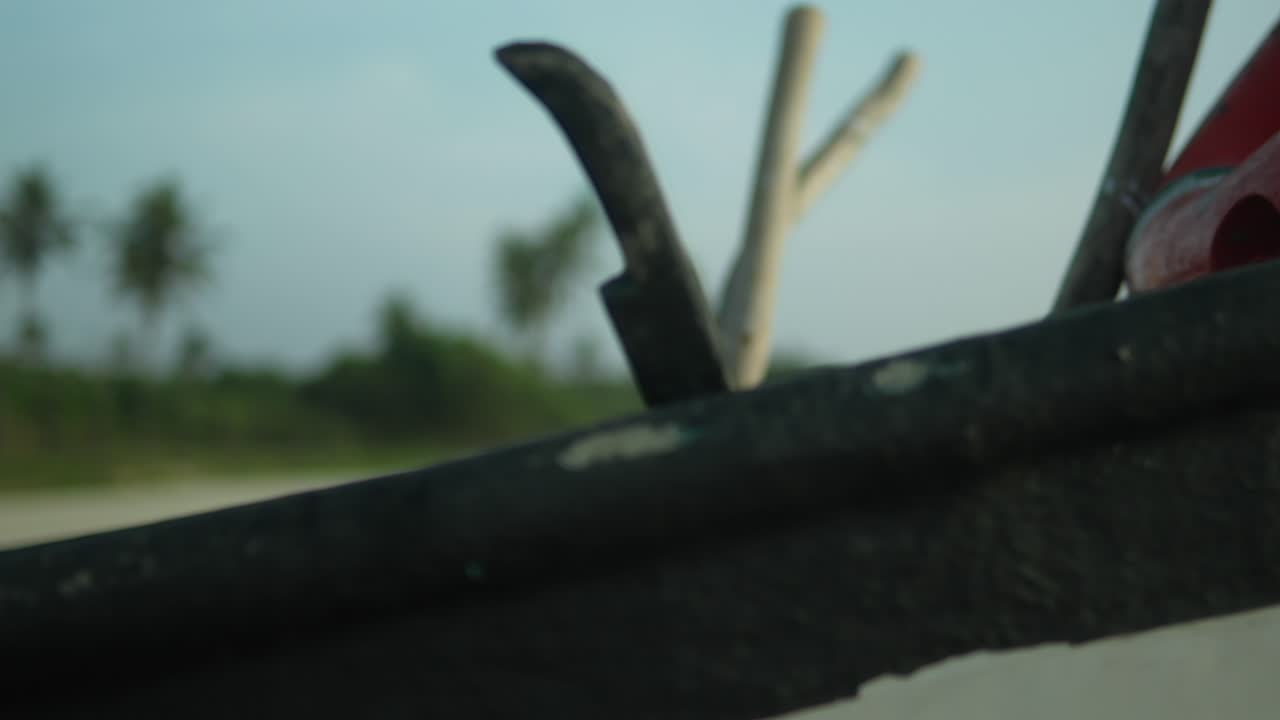 천연 배경이 흐릿한 배에 있는 도구의 클로즈업, 낮에 찍은 사진