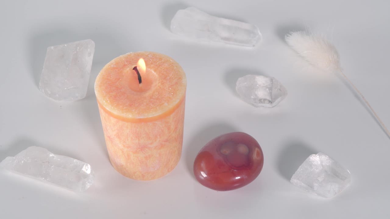 Candela per il chakra sacrale con corniola e quarzo ialino.