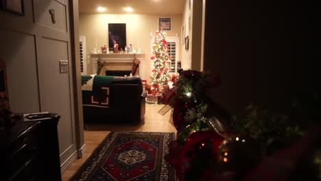 avance lentamente a lo largo de un pasillo junto a la escalera decorada hacia un árbol de navidad