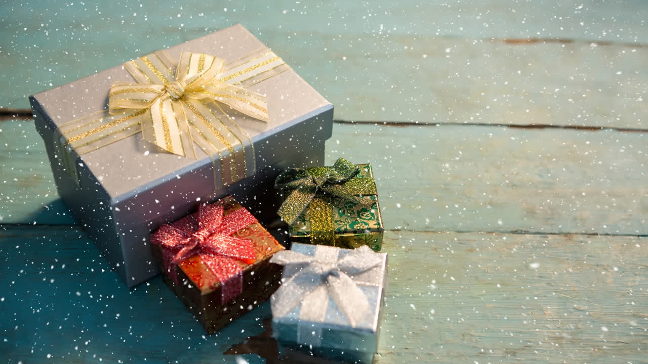 nieve cayendo con regalos de navidad