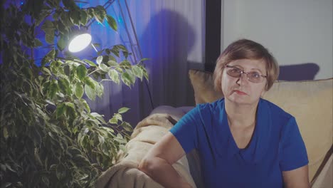 mujer sentada cómodamente en casa