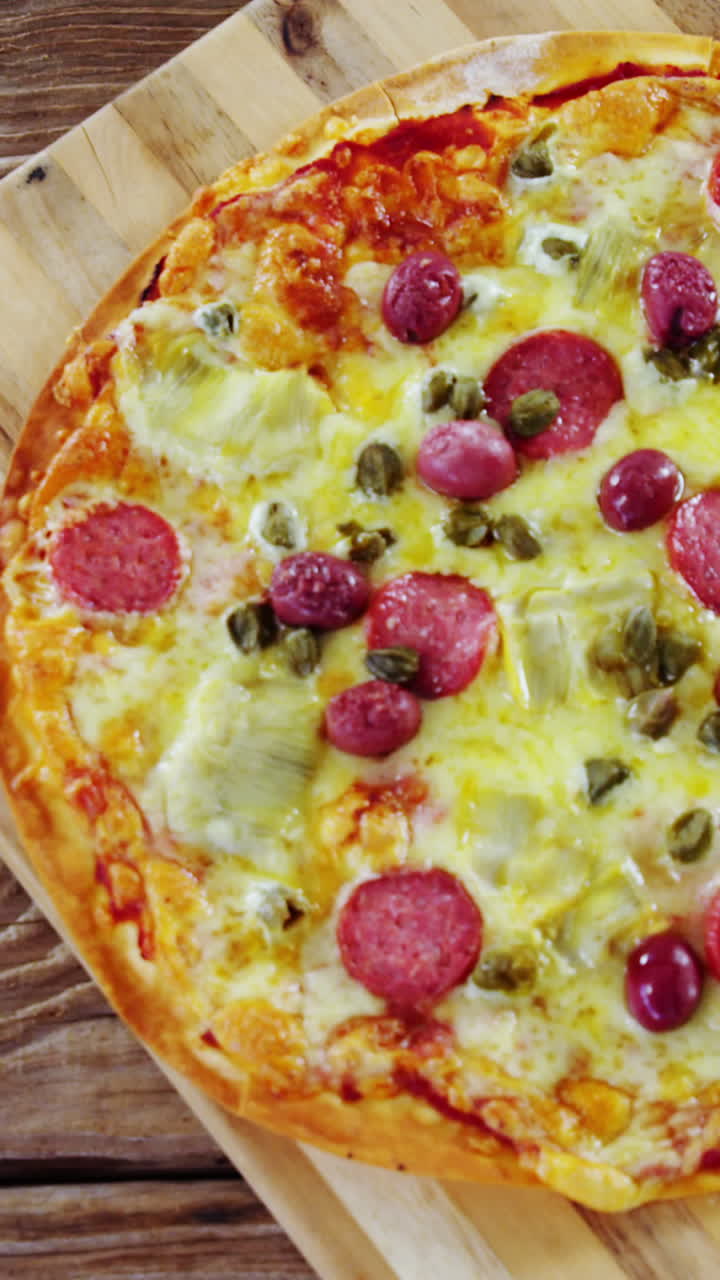 접시 위 에 구운 피자