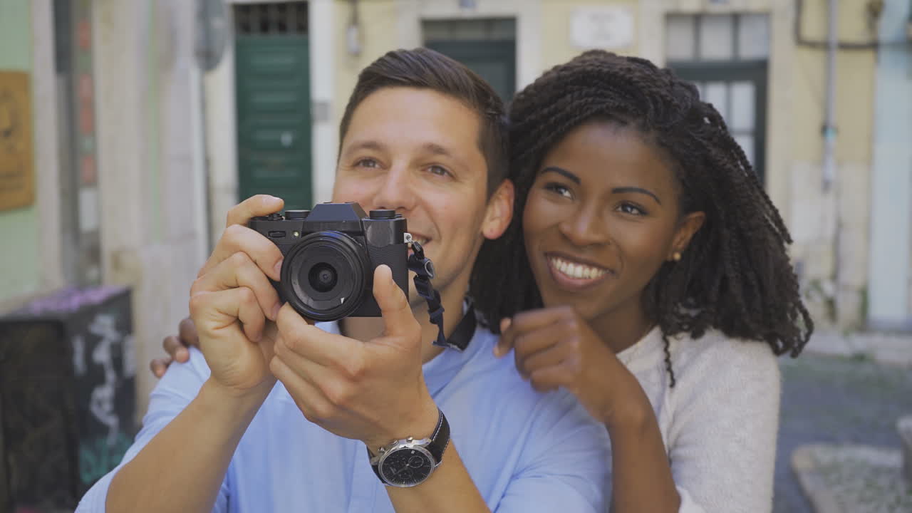 Una coppia di turisti che fotografano le attrazioni turistiche