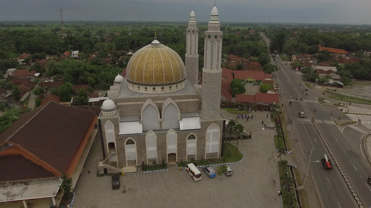 edificio de mezquita con arquitectura de oriente medio cerca de la carretera de peaje trans java en indonesia