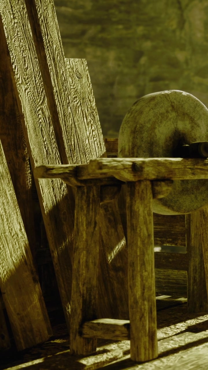 Vecchio attrezzo appoggiato su un tavolo di legno in un'officina poco illuminata con sfondo in pietra.