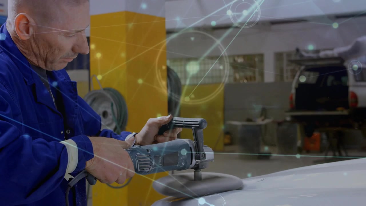 Vídeo vertical: Tecnologia alimentando uma polidora, polindo o capô de um carro, restaurando o acabamento, com uma sobreposição de painel de rastreamento.