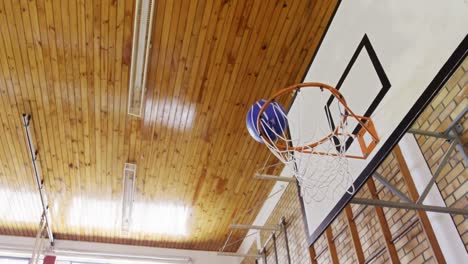 Jugadores-De-Baloncesto-Jugando-En-La-Cancha