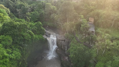 cascada en el centro de bali - cascada de tegenungan