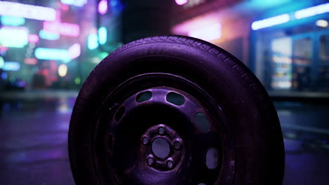 neumático de repuesto en una calle de la ciudad por la noche