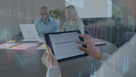 animación del procesamiento de datos financieros sobre diversas personas de negocios en la oficina