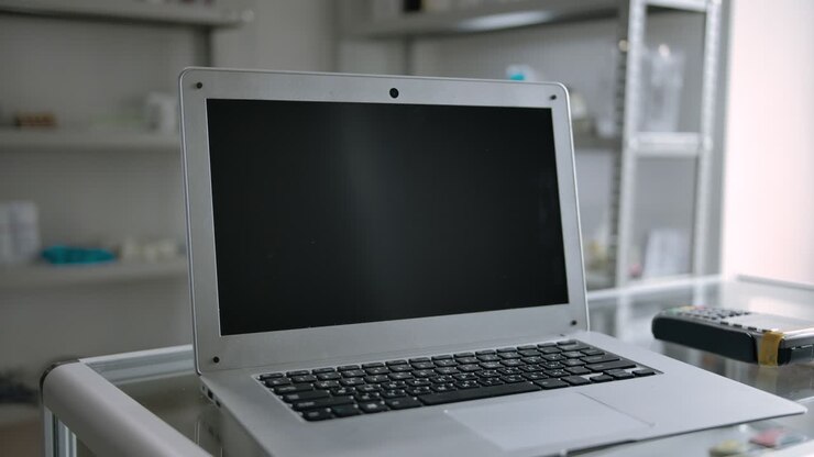 Schermo di laptop in farmacia per il tracciamento e la sostituzione con i tuoi contenuti