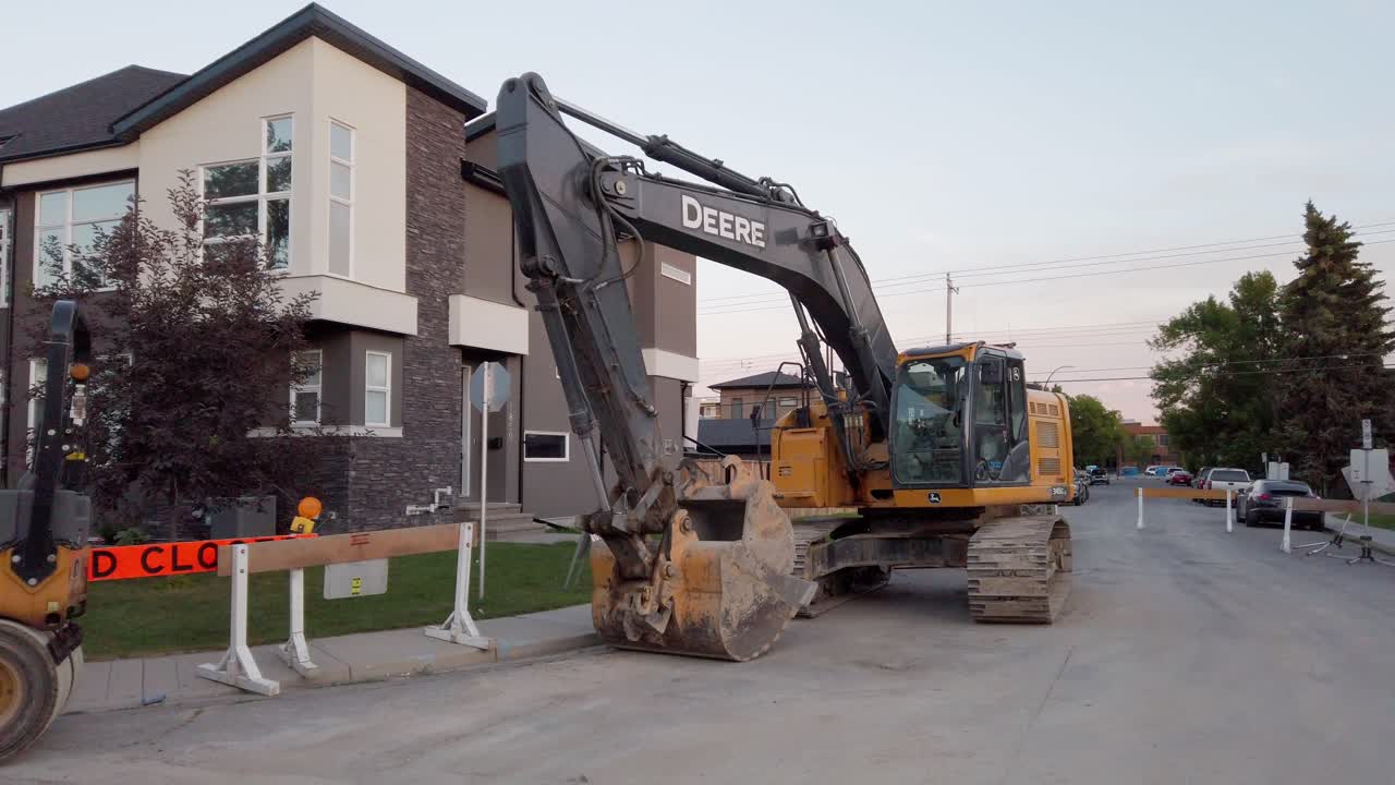 excavadora y maquinaria en calle residencial pan