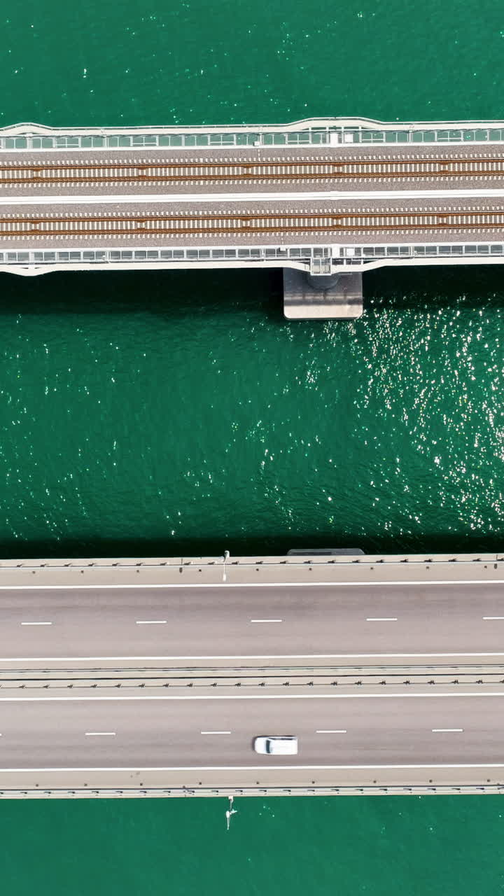 기차 트랙 과 도로 를 가진 물 위 의 다리 의 공중 사진