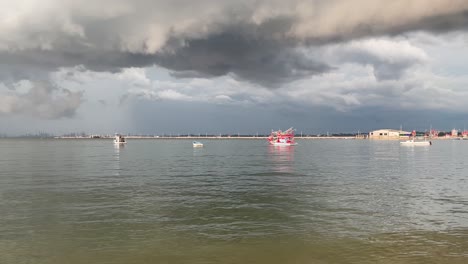 un cielo nublado con una vista panorámica sobre el muelle de barcos de pesca de na kluea