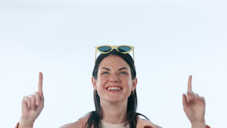 señalando, sonrisa y cara de mujer en un estudio