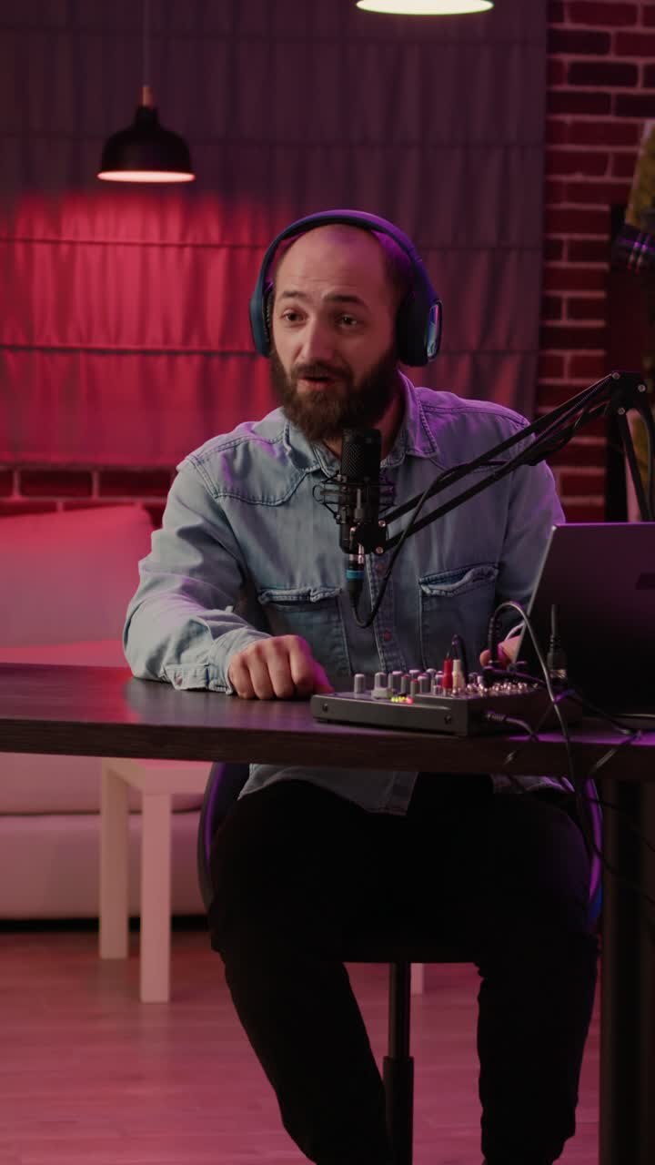 Uomo che registra un podcast in uno studio
