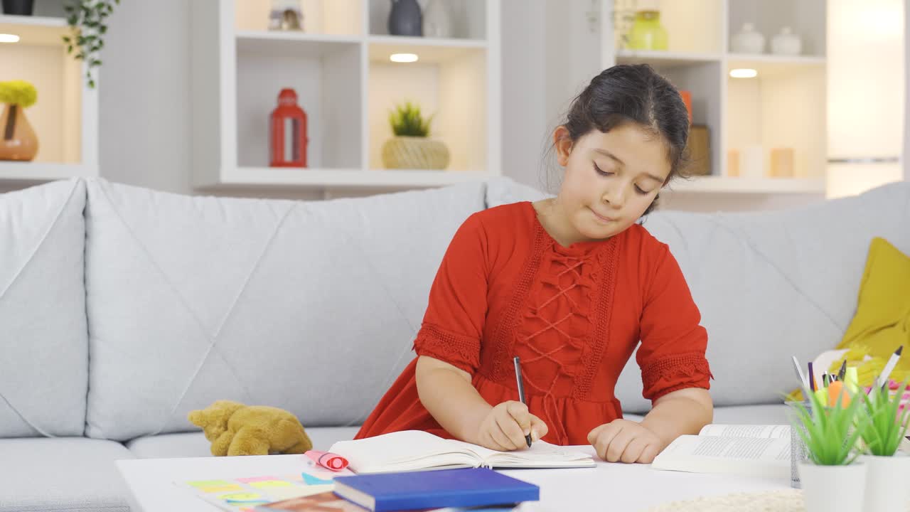 la niña está fallando en casa.