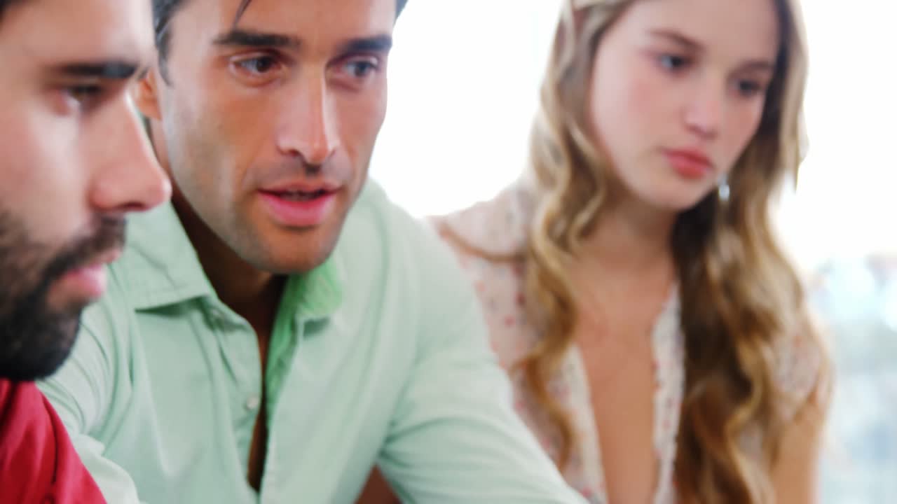 레스토랑에서 노트북을 사용하는 친구들