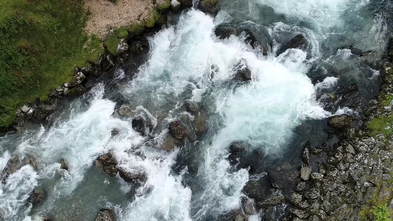 Ripresa aerea su acqua di fiume cristallina