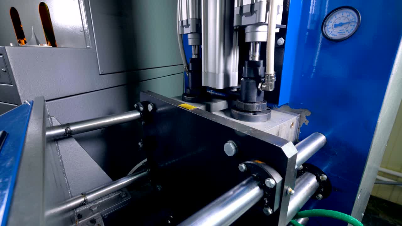 una máquina de moldeo por soplado durante el funcionamiento.