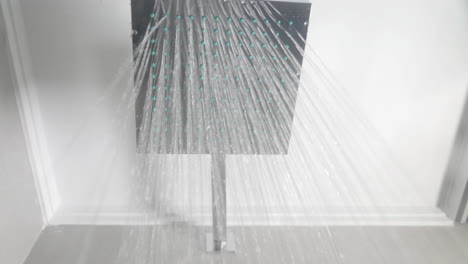 agua derramando del cabezal de la ducha cuadrada