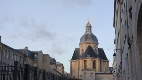 una vista de la iglesia parroquial de saint-paul de saint-louis en parís, francia