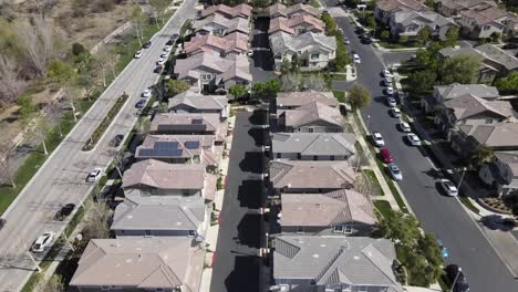 Flying-over-new-residential-houses-in-Valencia,-California