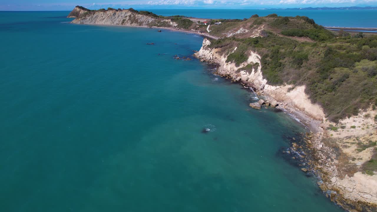 알바니아 해안선에 있는 아드리아 해의 청록색 푸른 물로 둘러싸인 아름다운 반도인 로돈 곶