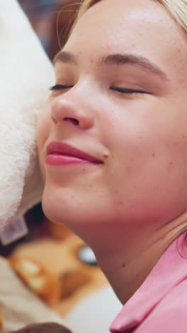 dama de vestido rosa descansa su cabeza en un juguete de peluche blanco suave en una tienda de juguetes, sonriendo y disfrutando de la textura acogedora, a su alrededor hay otros juguetes de peluque, cuidadosamente dispuestos en la estantería