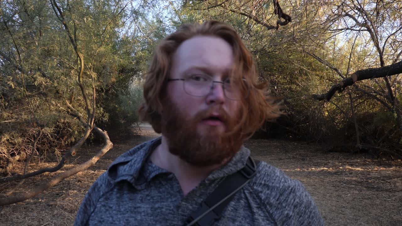 hombre pelirrojo tosendo mientras vapea