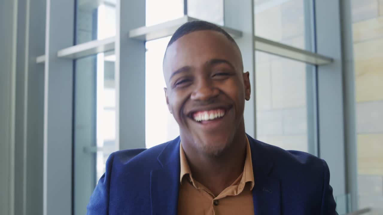 retrato de un joven empresario en un moderno edificio de oficinas
