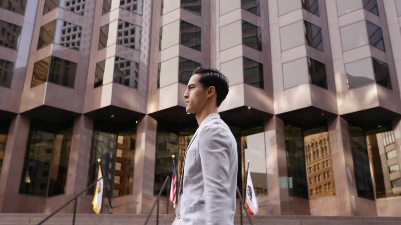 un joven profesional en movimiento.