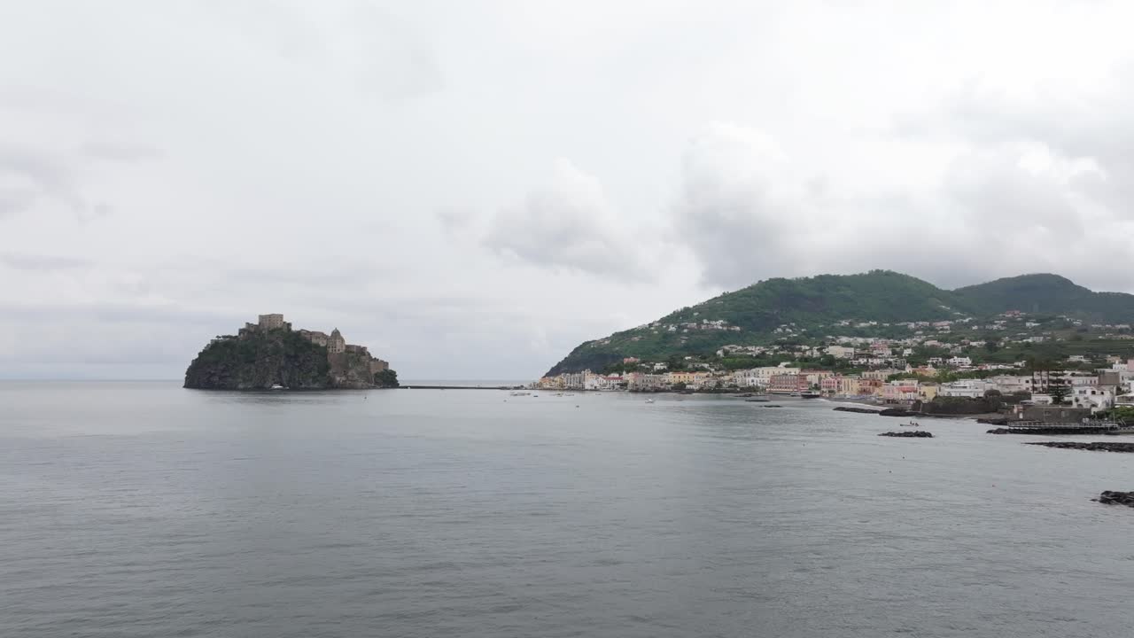 이탈리아 이스키아 의 유명 한 성 섬 과 관광 도시 로 향하는 항공 전송