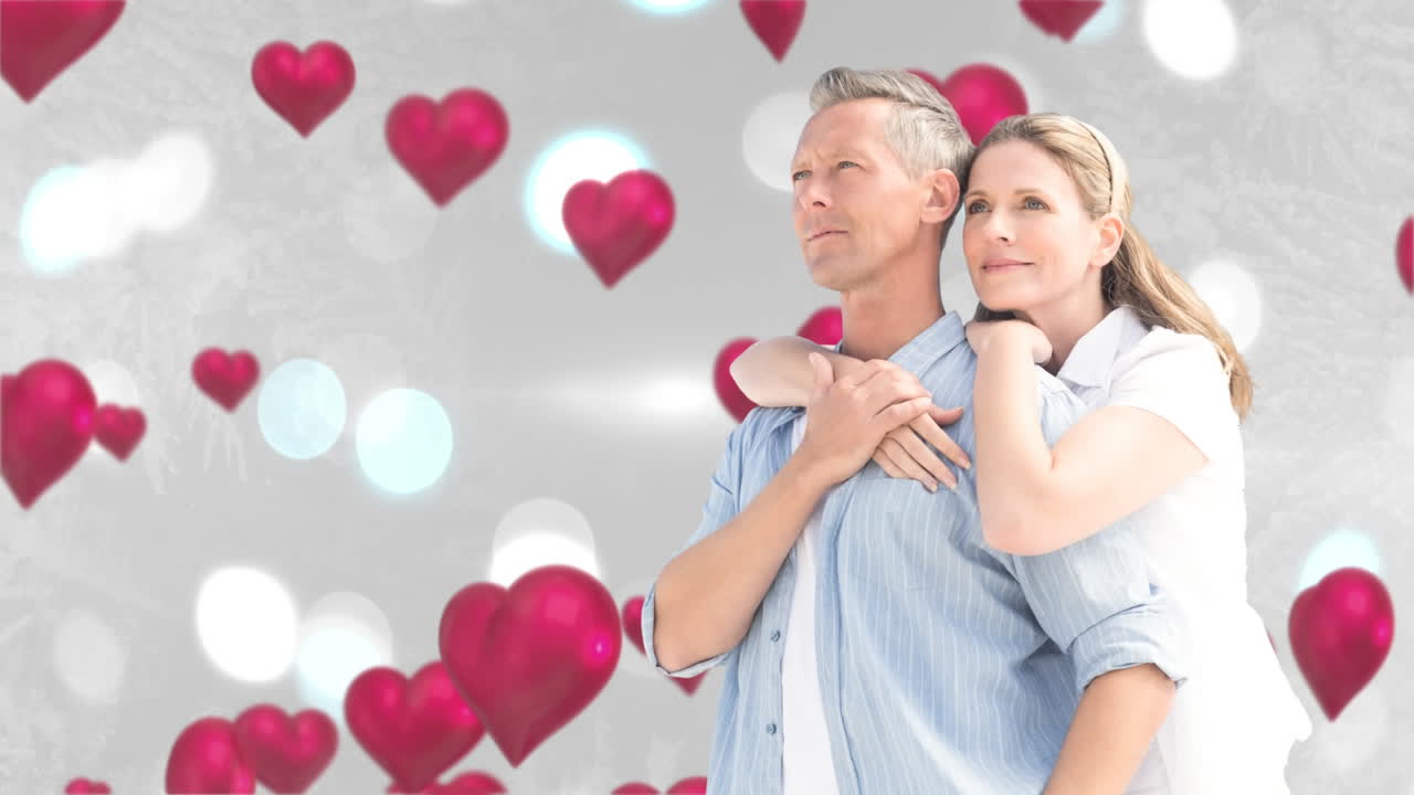 행복한 커플은 마음으로 포옹합니다.