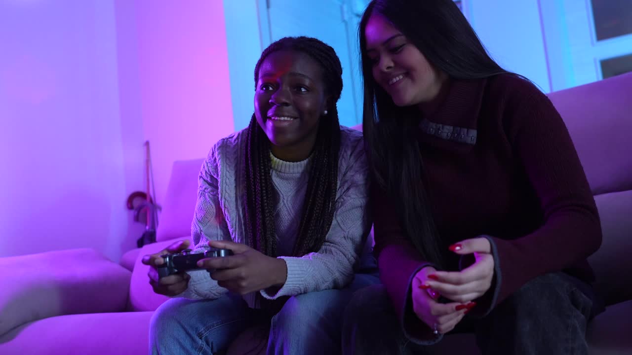 Due donne giocano insieme ai videogiochi