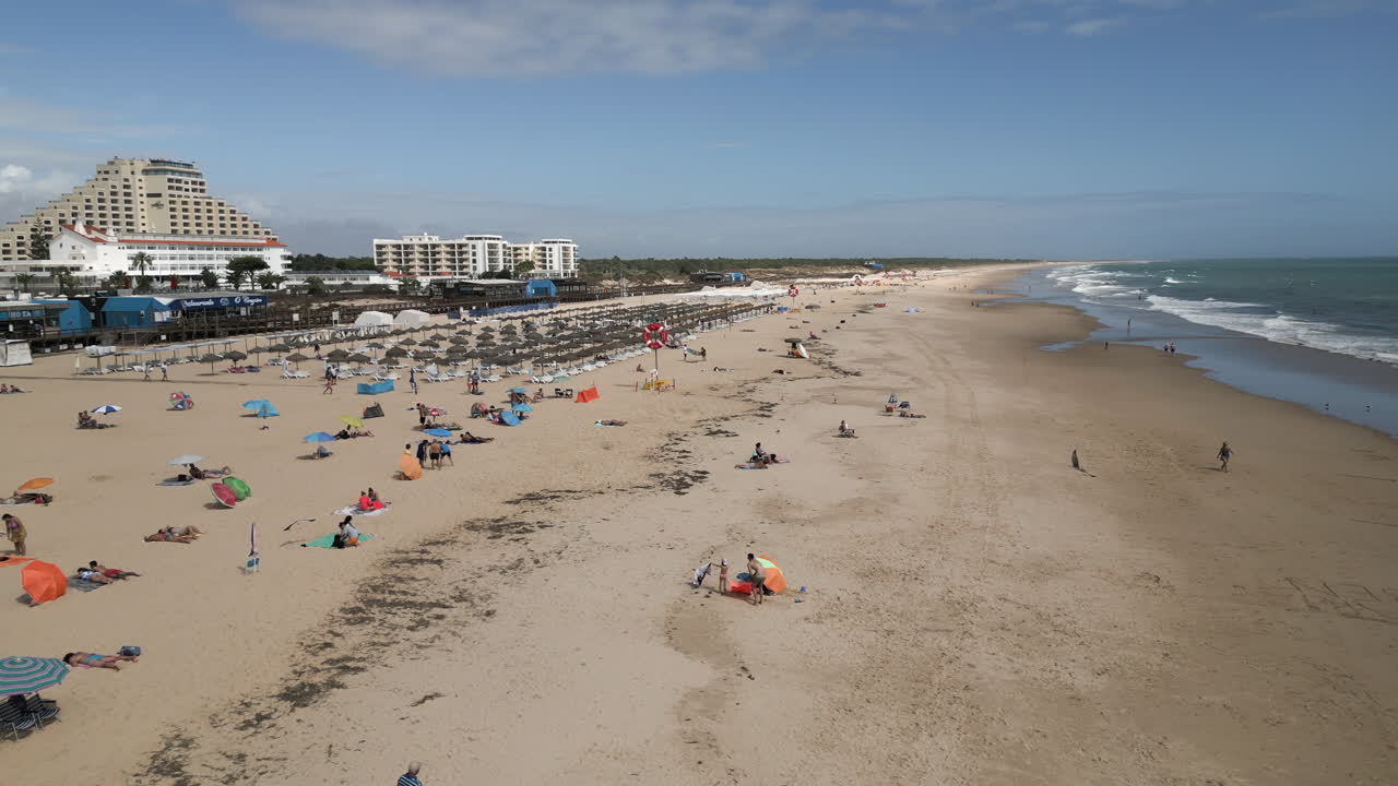 tiro de drone volando sobre una playa en algarve, portugal