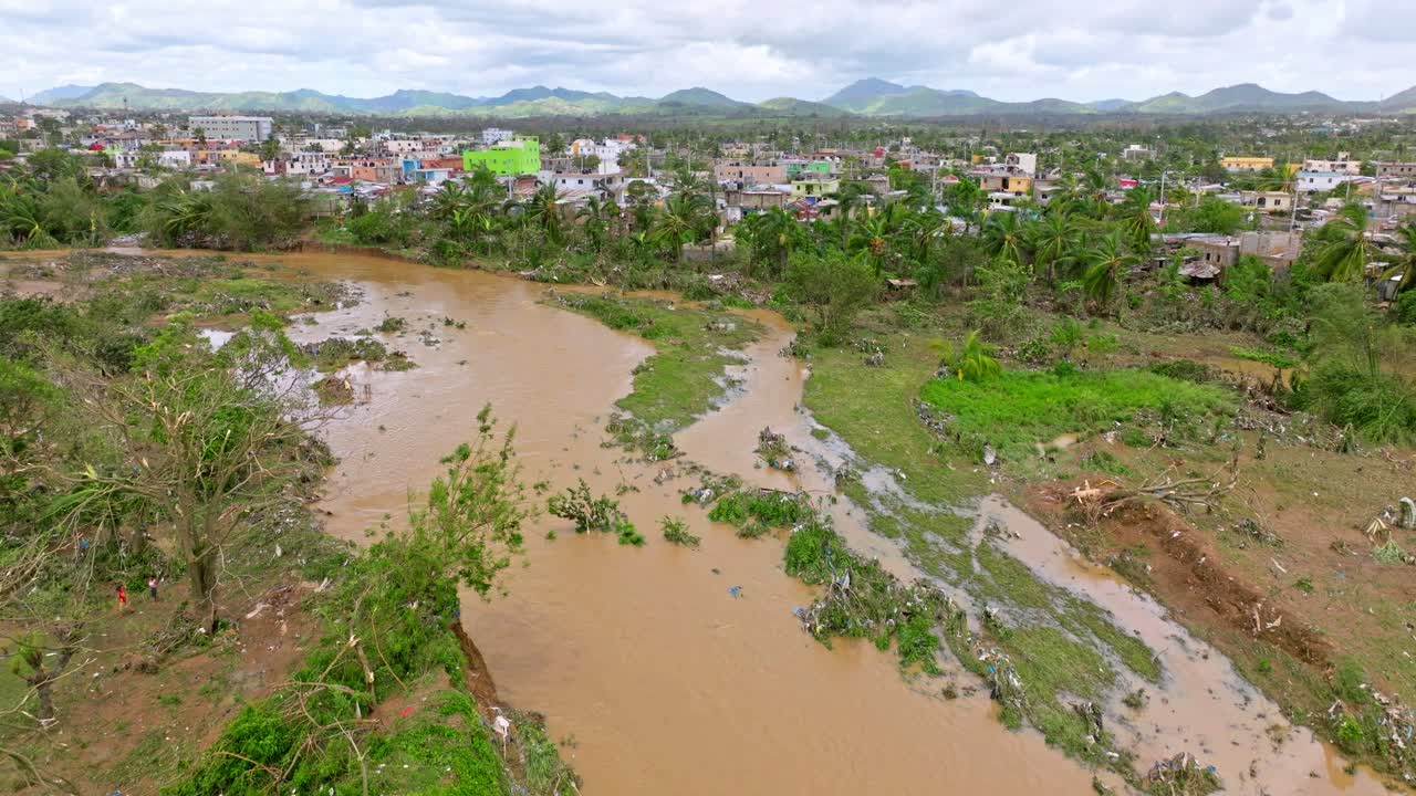 허리케인 피오나가 도미니카 공화국의 기후 변화로 인한 로스 플라타니토스를 강타한 후 유마 강