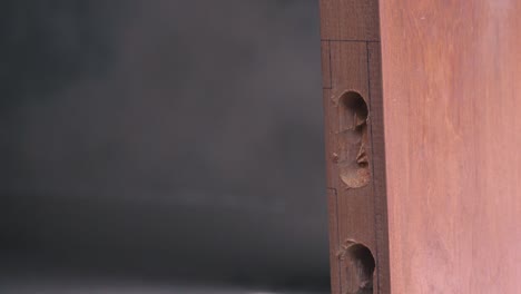primer plano de obrero cincelando un agujero de la puerta