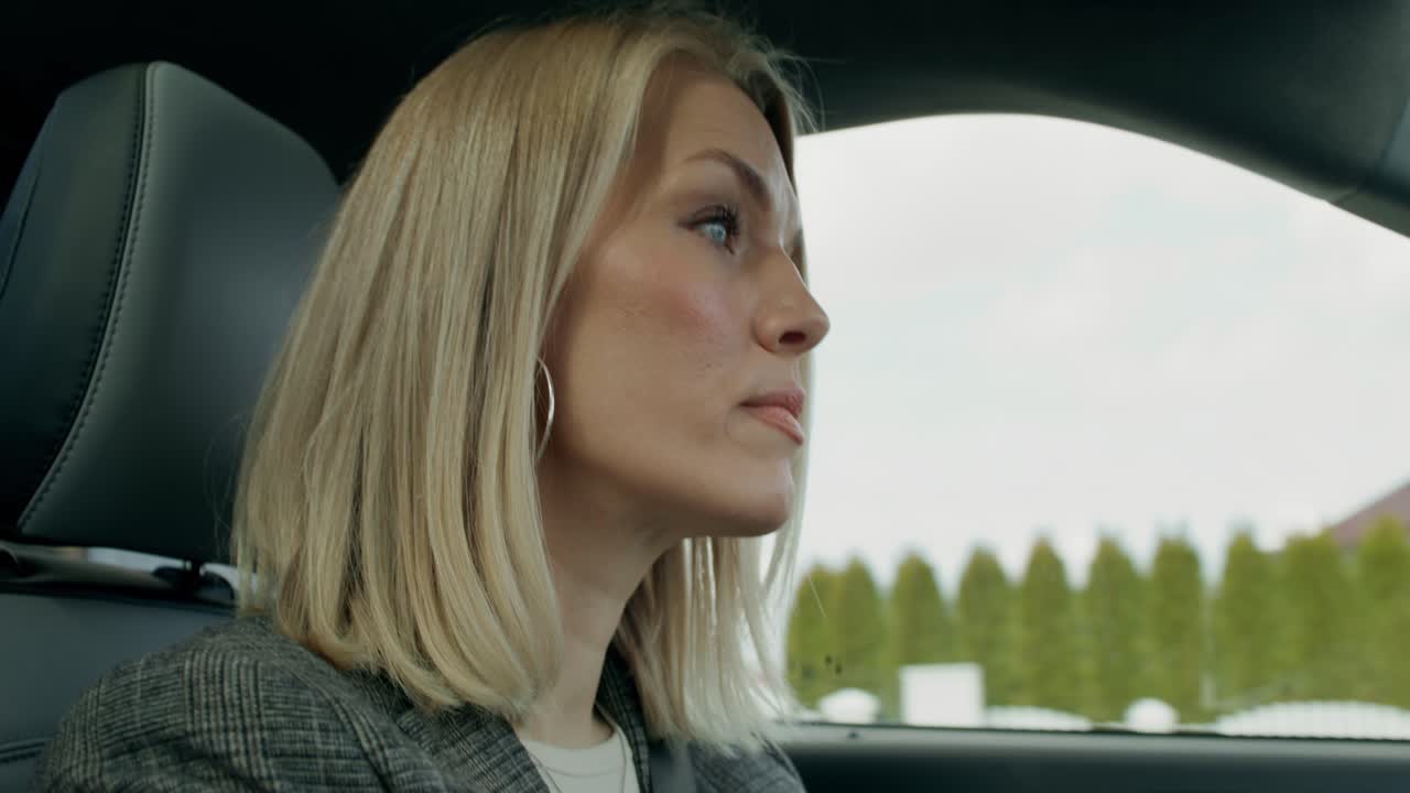 차를 운전하는 여자