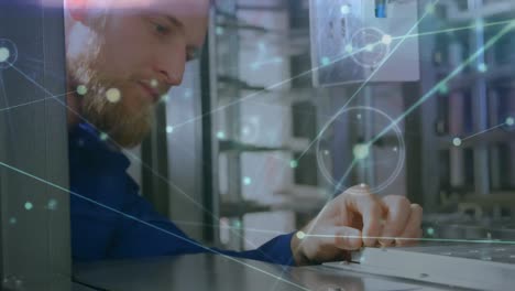 animación de la red de conexiones sobre el hombre caucásico reparando hardware de computadora